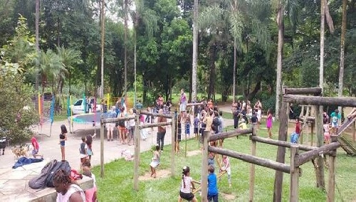 crianças e adolescentes brincando