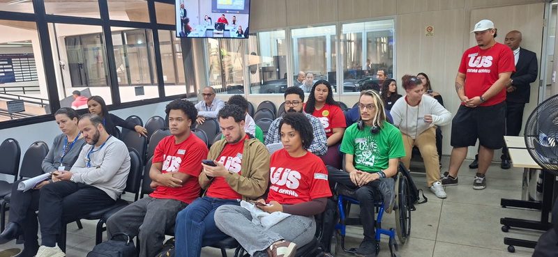 Estudantes acompanhando audiência pública.