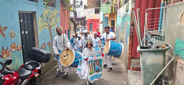 Grupo de congado em cortejo pelas ruas do bairro.